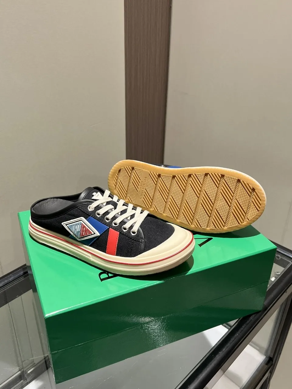 p500🐮🐮Bottega Veneta Bottega Veneta BV’s latest Eliot series retro basketball shoes casual sports canvas shoes will become a god when it is launched! [Celebration] [Celebration] A 1:1 copy of the original version, [Fireworks] original material, [Fireworks] original color system, inspired by retro basketball sneakers, the color combination highlights youthful vitality and perfectly interprets the theme of youth and childlike innocence. The details are also very particular. The summer canvas brings excellent durability and comfort. Designs such as calfskin trim, rubber toe caps and hand-painted retro red lines are full of retro feel. The round toe and convex sole add a modern feel and are suitable for various styles. Easily create a fashionable atmosphere. The upper foot is the focus...can be worn as a couple's shoes...each shoe has more taste and attitude! Fabric: Original customized high-density canvas + cowhide Lining: Original customized breathable canvas Insole: movable latex cowhide insole. Sole: original molded non-slip and wear-resistant TPU material. Sole thickness: 3cm. Size: women's size 35#-40#, men's size 39#-45#.